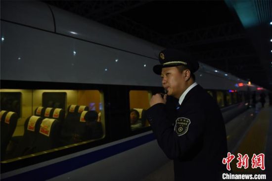 1月14日晚，漳州车务段泉州站的客运值班员林昊在站台上执勤。　庄建华 摄
