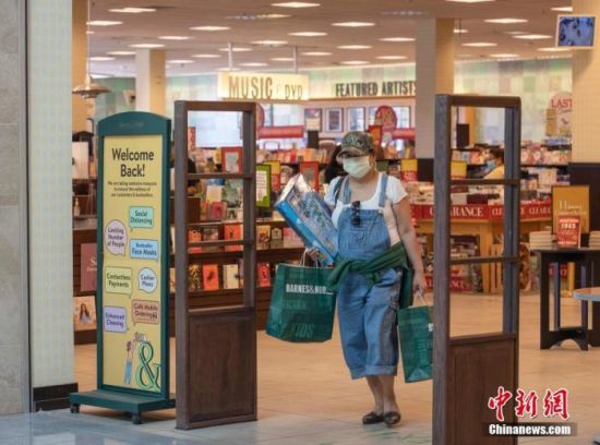 当地时间6月19日，美国加利福尼亚州圣马特奥县居民在一处大型购物中心内的书店购物。目前，加州重启经济进入第三阶段，部分高风险场所可重新营业。 中新社记者 刘关关 摄