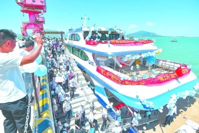 “海坛2号”海上观光游轮今年6月开航后，成为平潭国际旅游岛新热点。江信恒 摄
