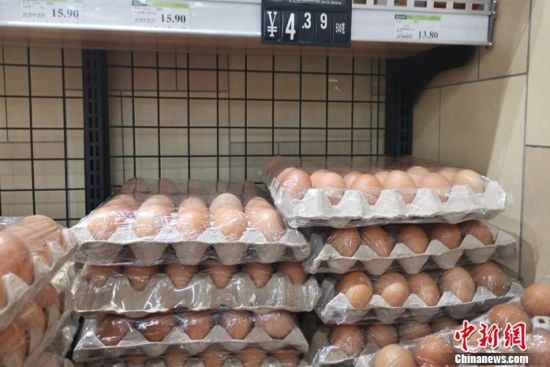 图为北京丰台一家超市内售卖的鸡蛋。谢艺观 摄