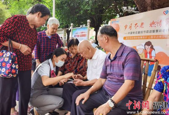 中國電信工作人員一對一解答智能手機使用難點問題。