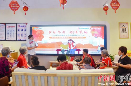  中國電信工作人員開設智能手機微課堂。