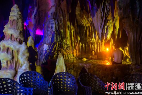 圖為游客正在天芳悅潭森林康養基地享受溫泉。李南軒 攝