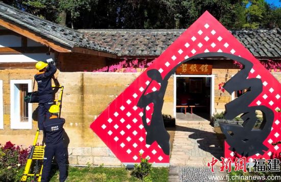图为：中国电信工作人员安装“平安乡村”摄像头。