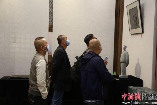 此次展览共展出70余件惠安传统石雕艺术精品，吸引观众观展。倪兴风 摄