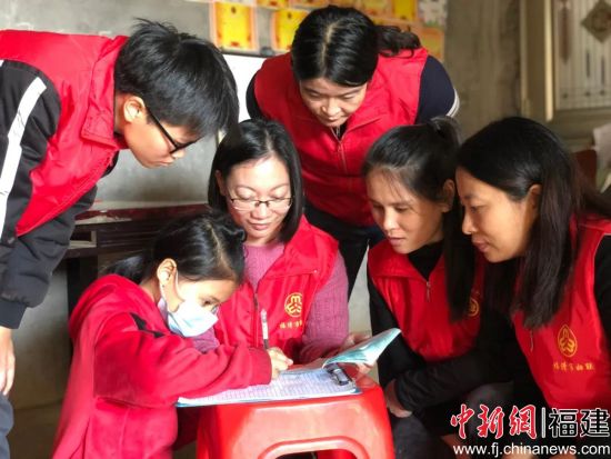 福清市愛心媽媽幫幫團的姐妹走訪慰問困境兒童。