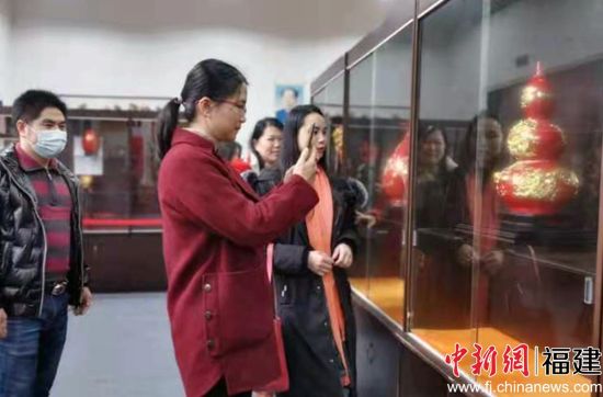  旅英華僑在閩侯舉辦“福文化”迎新春瓷器展，吸引觀眾觀看。