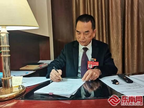 省人大代表李捷增在写建议 东南网记者 卢金福 摄