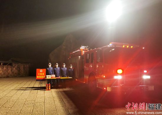 大年夜，福建省武夷山市消防救援大隊在天心永樂禪寺門口設立“火焰藍”便民服務站。卞嘉偉 攝