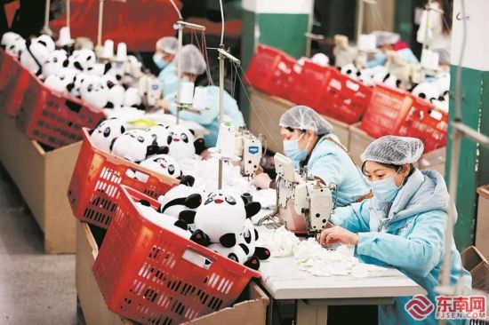 8日，在晋江恒盛玩具车间，工人正在赶工生产。 福建日报记者 董严军 王敏霞 摄