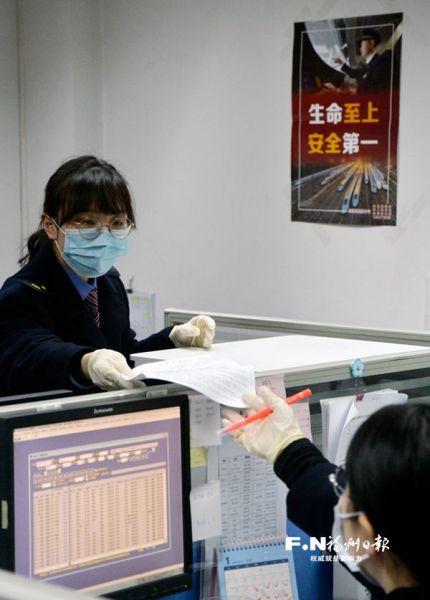 福州火车站客运计划员每天分析列车客流情况。记者 郑帅 摄