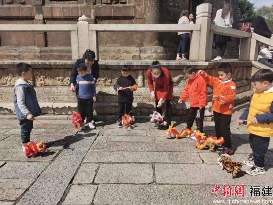 仁壽塔下，孩子們自編自演了一出提線木偶戲。