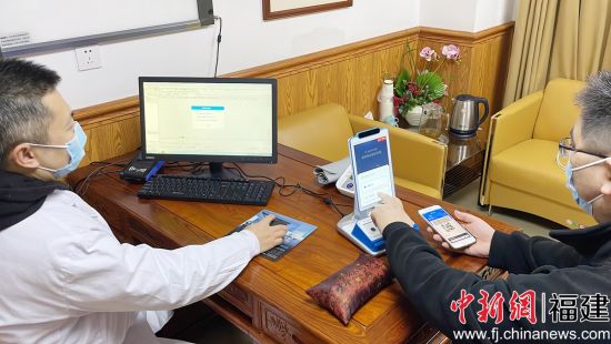 一位患者在福州市中醫院診室通過醫保電子憑證進行掃碼就診。