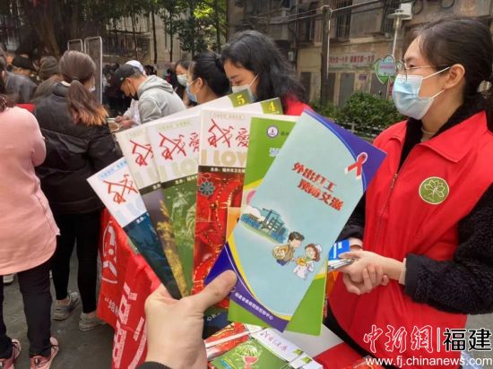巾幗志愿者向社區居民發放宣傳手冊。