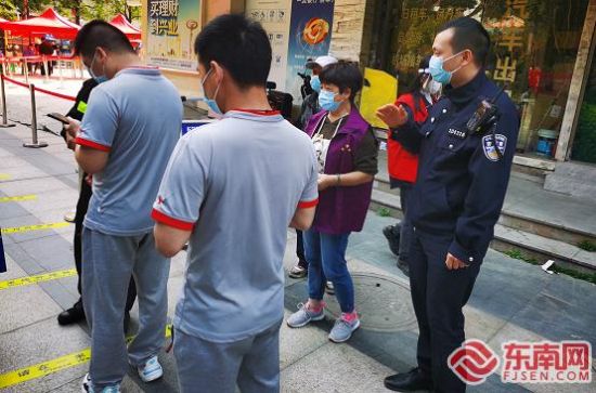民警正在检测点维护秩序 东南网记者 陈楠摄