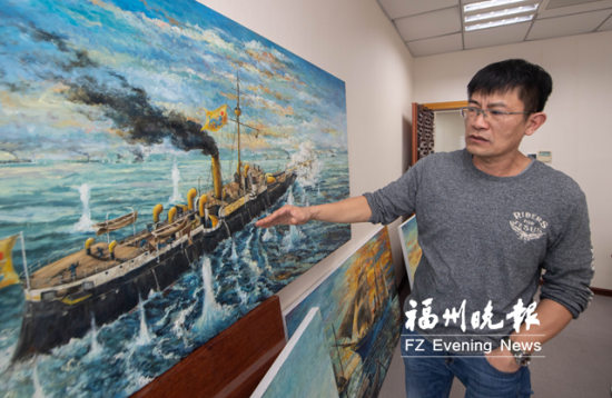高英智在介绍创作“平远”舰油画的过程。记 者 林双伟 摄