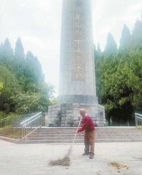 退休老人邱孟光22年默默守护五马山革命烈士纪念碑 郑承光 摄