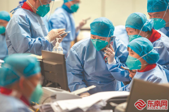 10日，忙碌的上海世博方舱医院出入院协调中心。本报记者 张永定 