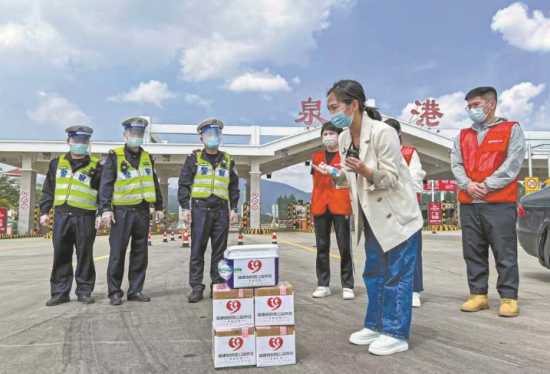 疫情期间，泉港志愿服务队与各地志愿者联动，为危重病人接力送药。施惠清 摄