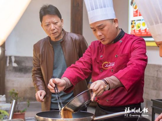 黄铭春（右）在闽菜大师指导下研发菜品。