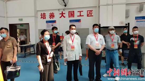漳州市台联理事及台商代表在校方组织下开展了“沉浸式”校园参访。黄亚平 摄