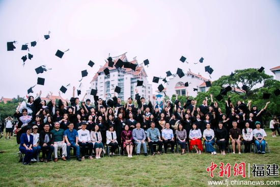 “彭维兴”出现在毕业集体合照中。朱鲜艳 摄