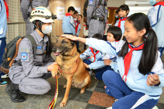 二附小校园内，救援队员给学生们讲述搜救犬的功用