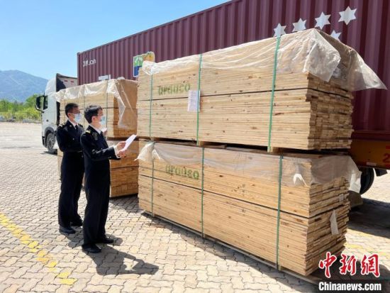 福州海关所属三明海关关员监管木制品出口。　福州海关供图