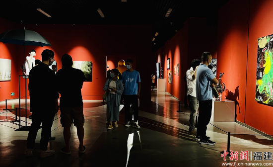 图为参观者在福建省美术馆观看展出的作品。