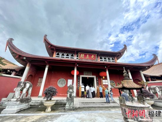 极乐寺始建于唐天宝元年(742年)，1932年毁于战火，1937年经爱国高僧圆瑛法师募缘重建。吕巧琴 摄