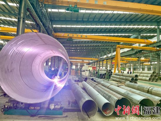  周宁县不锈钢深加工产业园内，生产车间有序生产大中型不锈钢钢管。吕巧琴 摄