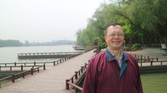 朱振藩在南京玄武湖边留影。(受访者 供图/《中国新闻》报 发)