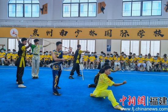 开营仪式上，泉州南少林国际学校学生展示武术表演。孙虹 摄