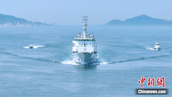 8月2日，台湾海峡首艘大型巡航救助船“海巡06”轮与其他海巡船艇组成编队，驶入福建南部海域。海事供图