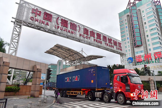 圖為貨柜車駛出福建自貿試驗區福州片區。(資料圖片) 中新社記者 張斌 攝