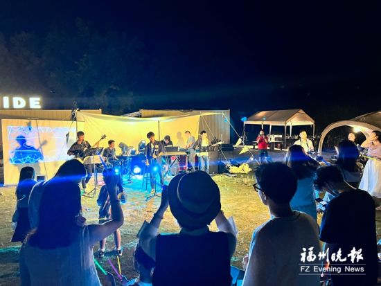 闽侯白沙镇汤院村一处沙滩营地，正上演一场小众音乐会