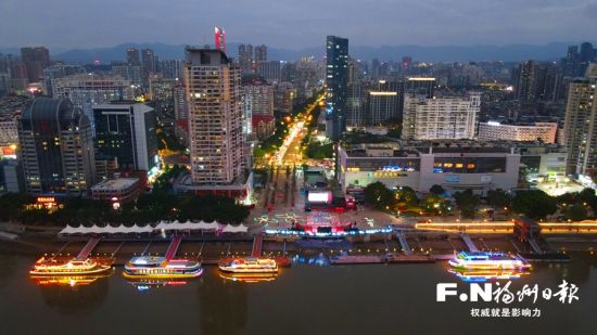 “闽江之心”海丝广场与台江旅游码头风景如画。记者 叶诚 摄