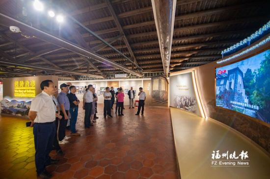 嘉宾们参观万国公益社的“鼓岭故事”展馆。