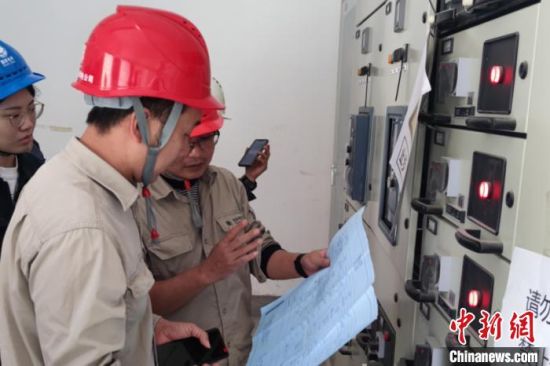 国网尤溪县供电公司工作人员为企业提供用电指导。　陈金华供图