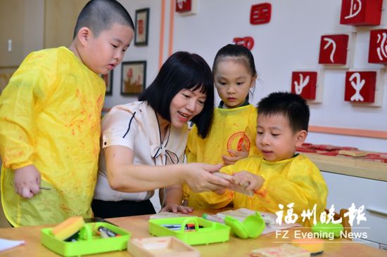 林云芝和孩子们一起做童印。