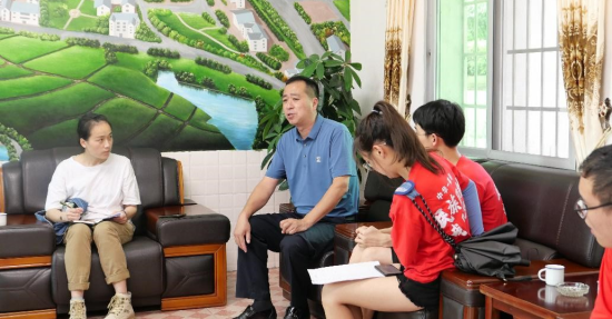 　　实践团成员采访省级民族团结进步模范个人雷贵兴同志 