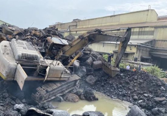 高雄市小港区某工厂起火，1名钢铁厂越南籍工人死亡。图片来源：台湾《联合报》林保光翻摄。