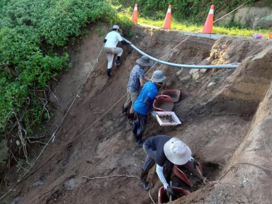 台湾“清大”人类学研究所在北竿短坡山进行考古遗址道路边坡紧急处置计划，现场出土大量陶石器。图片来源：台湾“中时新闻网”