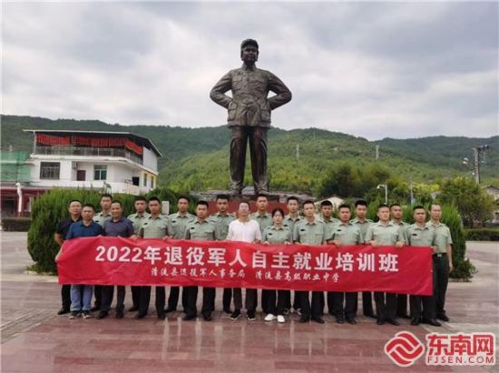 退役军人参观林畲毛泽东旧居。
