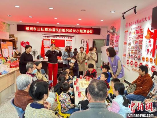 去年，福建省海外青年留学人生员协会的志愿者给村童妈妈聚乐部孩子上英文绘本课。　受访者供图