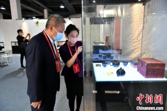 第十六届中国(莆田)海峡工艺品博览会11月24日开幕。台湾顶极工艺协会秘书长林芸安(右)在介绍展品。　吕明 摄