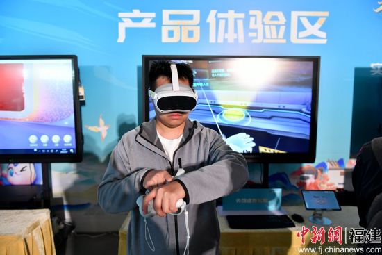 “央馆虚拟实验”项目利用VR等技术，让实验更生动、更安全。吕明 摄