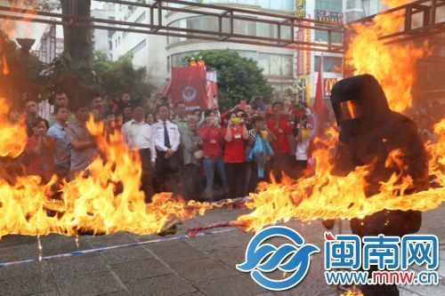 ·全国第24个消防日 漳州市民体验穿越火线