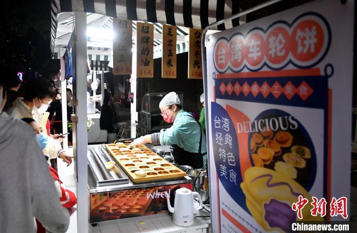 台湾车轮饼备受游客、市民喜爱。　吕明 摄