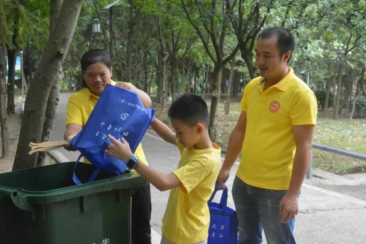 陈燕带着家人一起参与志愿服务活动